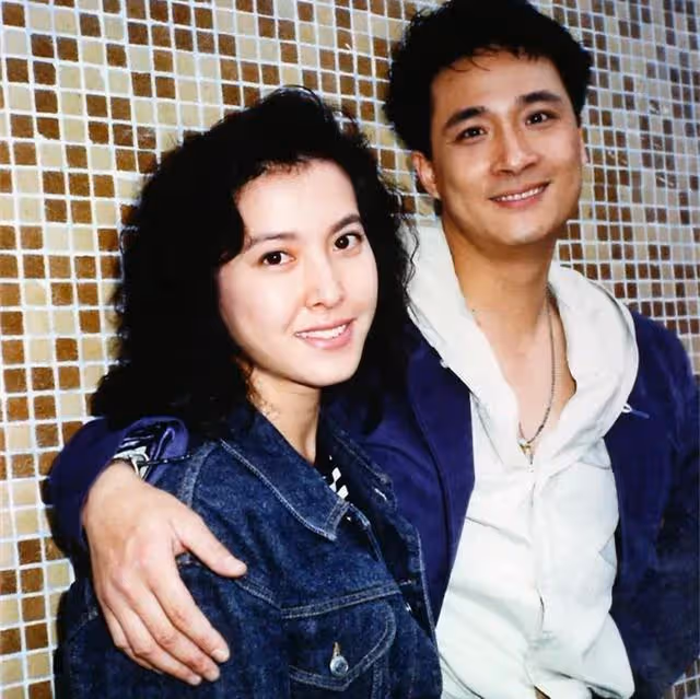 52歲李婉華與愛女罕同框!曾與吳鎮宇、何家勁因戲生情「遠嫁富豪連生三胎」 如今一家很幸福