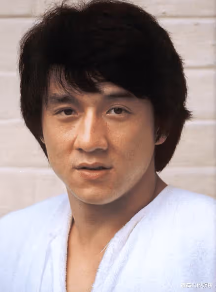 成龍自曝「當年被50人」拿刀包圍 !唯有一人留下救我 後半輩子「任他欺負」:只認他是大哥