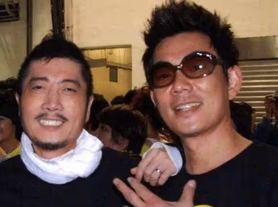 當年捧紅任賢齊,如今潦倒財產全被騙光,他霸氣伸手沒有你就沒有我,一生都難償還
