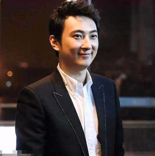 拒絕繼承20億遺產，竹聯幫太子爺陳楚河棄黑從演，向華強禮讓三分，導演見了都畢恭畢敬