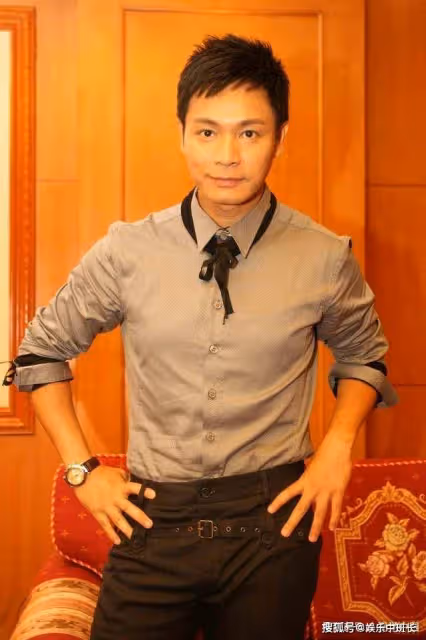 一代視帝為何淪落至此?郭晉安臉部僵硬似蠟像,自卑不敢看鏡頭