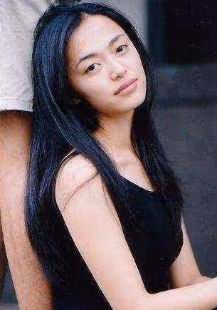 她為拍戲刷馬桶,因長得丑從小沒自信,閆妮稱她是耐看型美女!