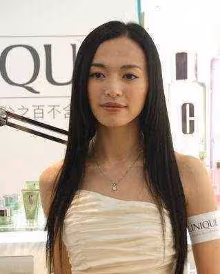 她為拍戲刷馬桶,因長得丑從小沒自信,閆妮稱她是耐看型美女!