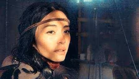她為拍戲刷馬桶,因長得丑從小沒自信,閆妮稱她是耐看型美女!
