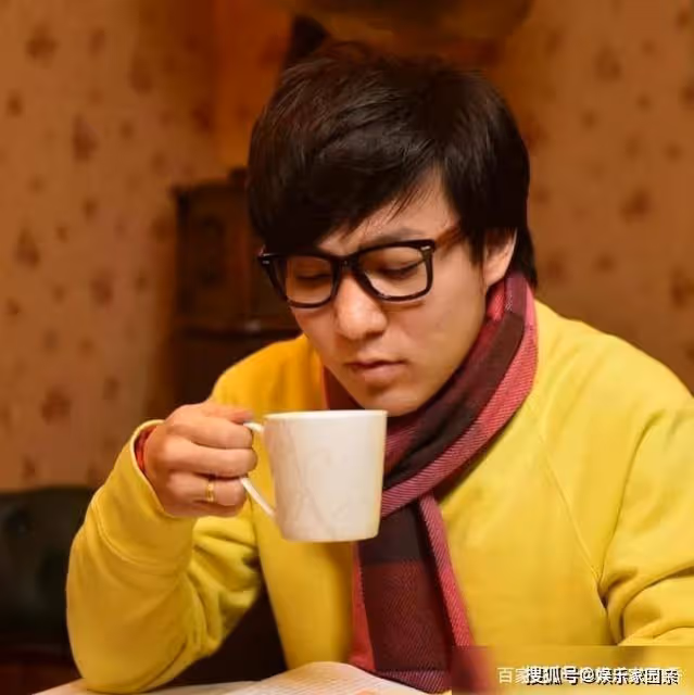 他憑「三毛」一夜爆紅,因謝頂縫合300多針,33歲容貌大變無人識