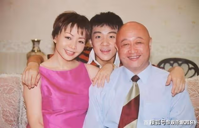 他憑「三毛」一夜爆紅,因謝頂縫合300多針,33歲容貌大變無人識