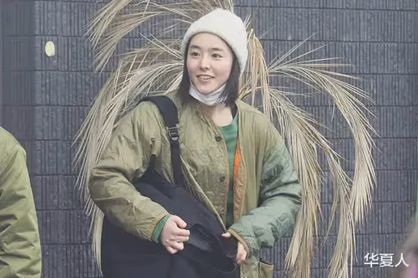 原配去法國後，開始宣傳主演電影，帳號不敢更新
