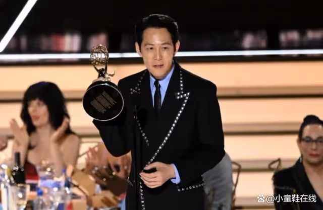 韓國第一人！李政宰艾美獎奪最佳男主，攜8年財閥女友走紅毯超吸睛