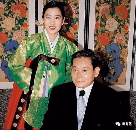 45歲前三星「太子妃」和影帝男友驚艷亮相！離婚後愛情事業兩手抓，比韓劇大女主厲害