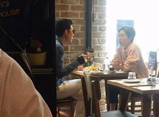 45歲前三星「太子妃」和影帝男友驚艷亮相！離婚後愛情事業兩手抓，比韓劇大女主厲害