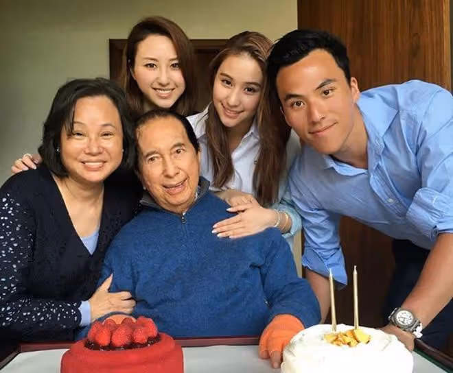 賭王千金答應消防員求婚,兩人坐3元船出遊接地氣,男友月薪超4萬