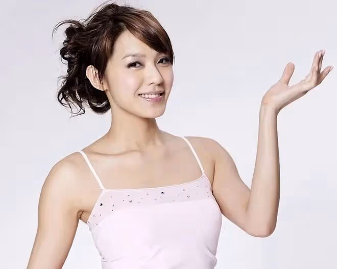 吳卓羲前女友息影7年近況,嫁洋老公住萬尺別墅,43歲仍貌美如花