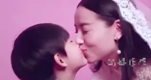 董潔對頂頂有多病態,喊他為爸爸,和對方親嘴巴,還穿婚紗玩求婚