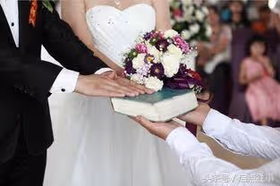 閨蜜結婚我沒去,特地轉了5千塊給她,手機螢幕亮了,我癱坐在地崩潰大哭!