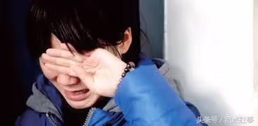 閨蜜結婚我沒去,特地轉了5千塊給她,手機螢幕亮了,我癱坐在地崩潰大哭!