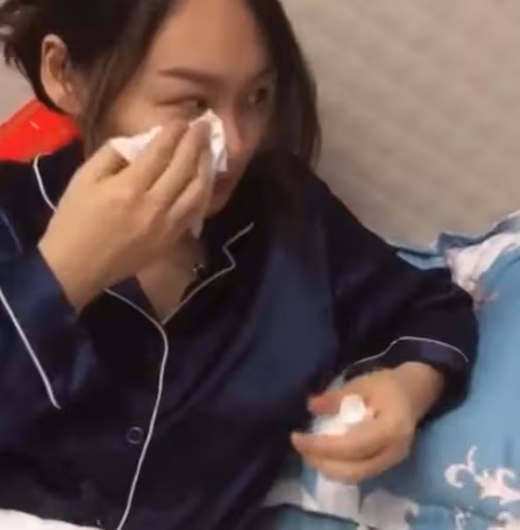 全職媽因網購天天收快遞,卻被婆婆罵敗.家 丈夫好奇偷看妻子手機後,崩潰落淚