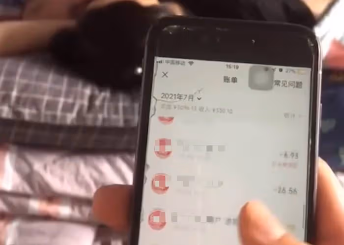 全職媽因網購天天收快遞,卻被婆婆罵敗.家 丈夫好奇偷看妻子手機後,崩潰落淚