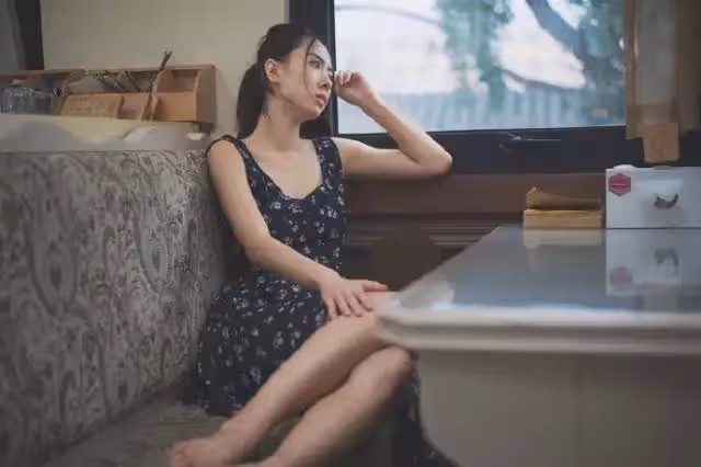 全職媽因網購天天收快遞,卻被婆婆罵敗.家 丈夫好奇偷看妻子手機後,崩潰落淚