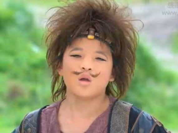 長得丑連親媽都嫌棄,被周星馳挖掘後走紅,今20歲的他顏值出眾