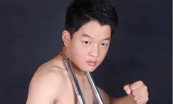 長得丑連親媽都嫌棄,被周星馳挖掘後走紅,今20歲的他顏值出眾
