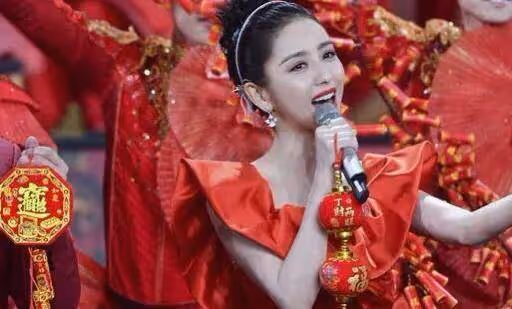 金晨回眸一笑，佟麗婭盛世美顏，2022舞台的顏值太可了！