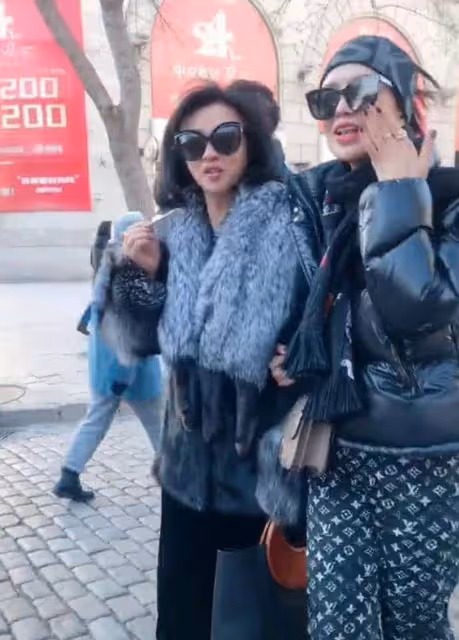 金星罕見帶女兒逛街被偶遇，養女穿著打扮似土豪，顏值被誇超高