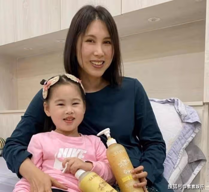 余苑綺弟弟曬全家福,帶兩個孩子吃烤肉,小朋友玩得很開心