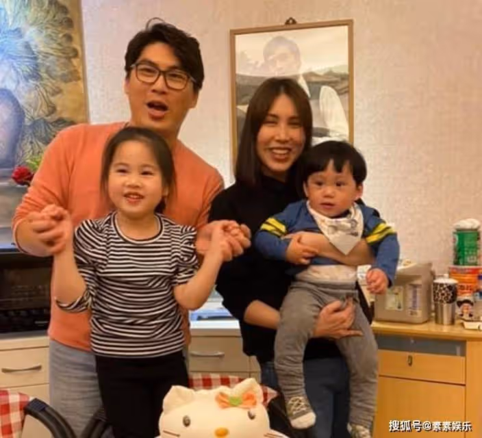 余苑綺弟弟曬全家福,帶兩個孩子吃烤肉,小朋友玩得很開心