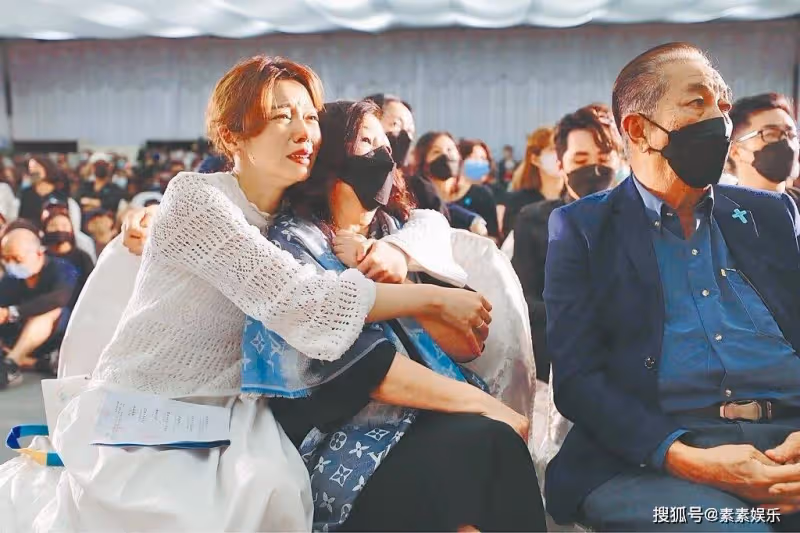 艾成離世一個月,妻子仍未走出喪夫之痛,獨自前往家鄉療傷
