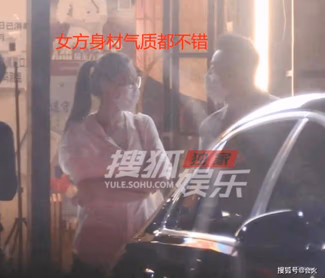 汪小菲路邊遭美女強行索抱 兩人當場抱作一團