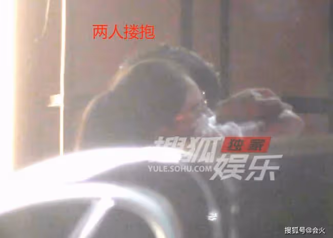 汪小菲路邊遭美女強行索抱 兩人當場抱作一團