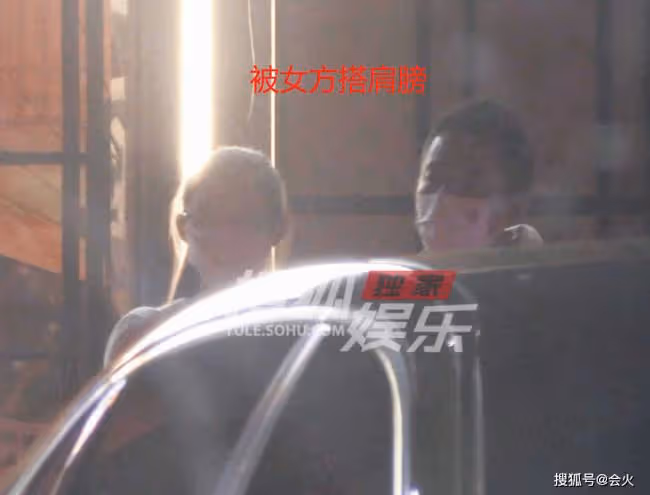 汪小菲路邊遭美女強行索抱 兩人當場抱作一團