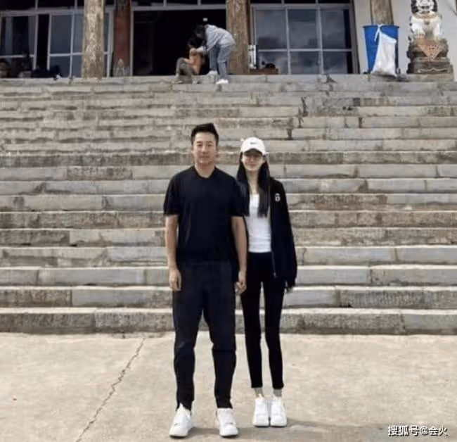 汪小菲路邊遭美女強行索抱 兩人當場抱作一團