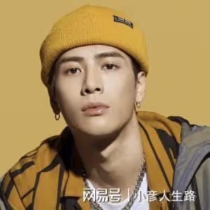 王嘉爾粉絲接機,希望他別垮,點頭遮臉被指心虛,和胡灣是好友