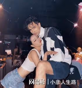 韋唯兒子國外私生活曝光,跟數位美女貼臉合照,左擁右抱艷福不淺