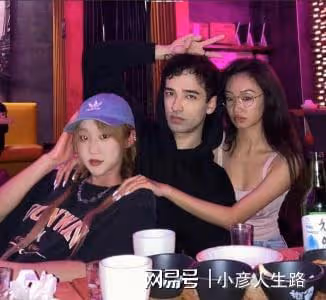 韋唯兒子國外私生活曝光,跟數位美女貼臉合照,左擁右抱艷福不淺