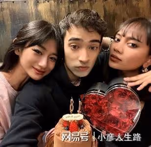韋唯兒子國外私生活曝光,跟數位美女貼臉合照,左擁右抱艷福不淺
