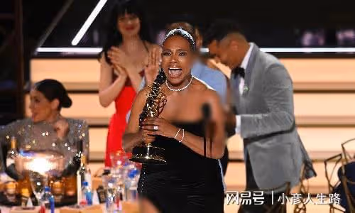 艾美獎得獎名單出爐,李政宰憑魷魚遊戲獲視帝,贊達亞二封視後