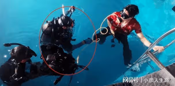 李易峰替身曝料：拍戲被電擊，穿濕衣被助理擋門外，指導反被問候