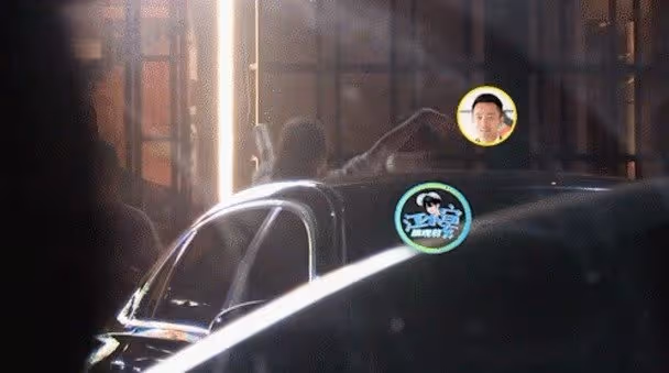 完全旁若無人！　汪小菲張穎穎當街纏綿