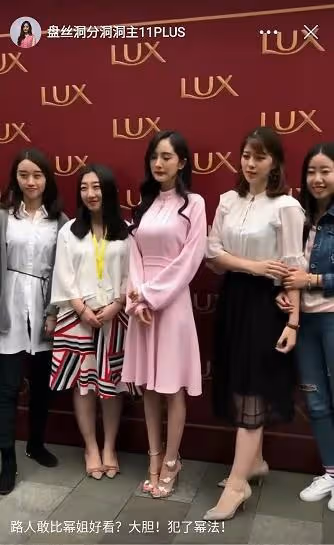 5張大明星「顏值被粉絲比下去」的驚人合照 Angelababy「遇到女神級粉絲」瞬間淪為路人甲