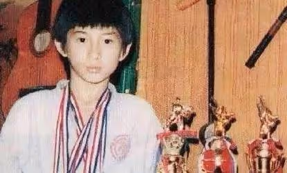 7位被家人「吸血」的明星,別人的父母是天使,他們的是吸血鬼