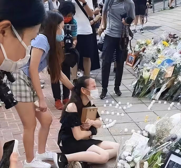 羅家英公開悼念英國女王,眼中含淚,情緒激動,稱香港多虧了她的庇護