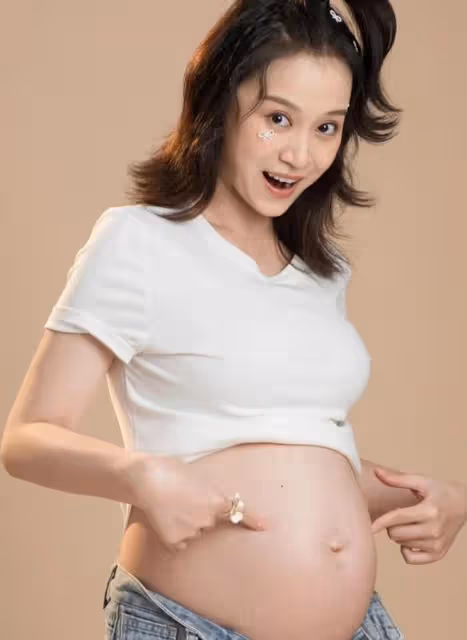 《芳華》女星懷孕7個月拍寫真！皮膚白皙四肢纖細，老公身份成謎