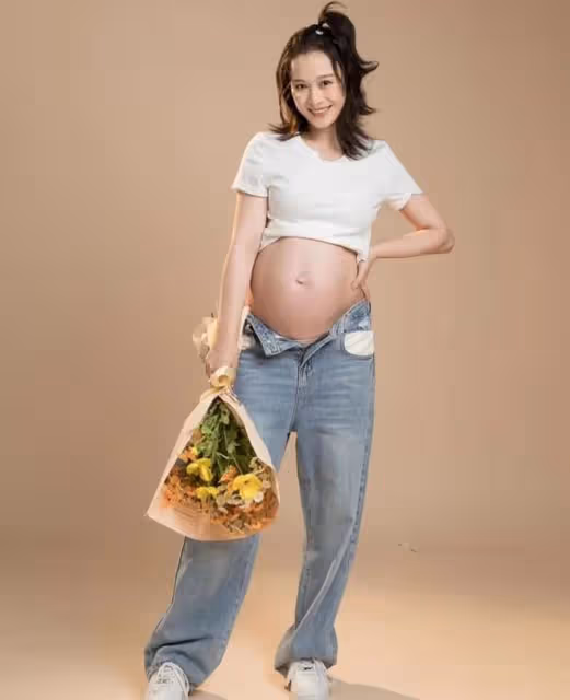 《芳華》女星懷孕7個月拍寫真！皮膚白皙四肢纖細，老公身份成謎