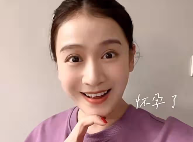 《芳華》女星懷孕7個月拍寫真！皮膚白皙四肢纖細，老公身份成謎
