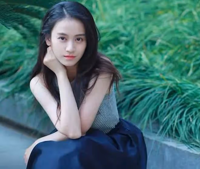 《芳華》女星懷孕7個月拍寫真！皮膚白皙四肢纖細，老公身份成謎