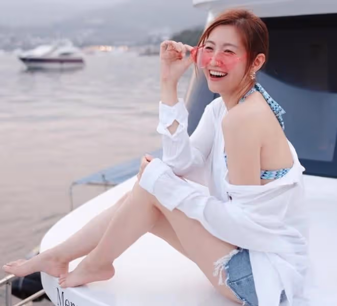 TVB三大女神坐遊艇出海，滿屏都是大長腿，陳自瑤穿泳衣曲線完美