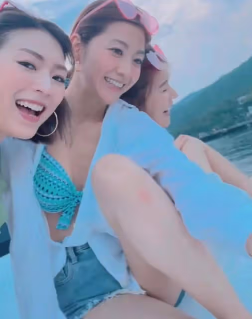 TVB三大女神坐遊艇出海，滿屏都是大長腿，陳自瑤穿泳衣曲線完美