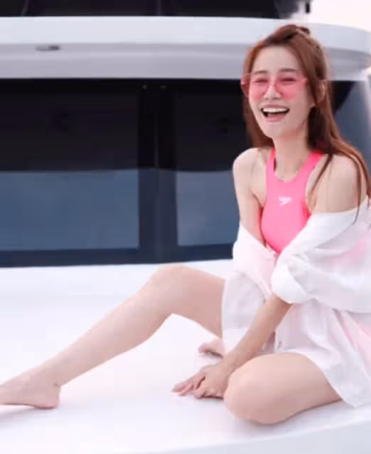 TVB三大女神坐遊艇出海，滿屏都是大長腿，陳自瑤穿泳衣曲線完美